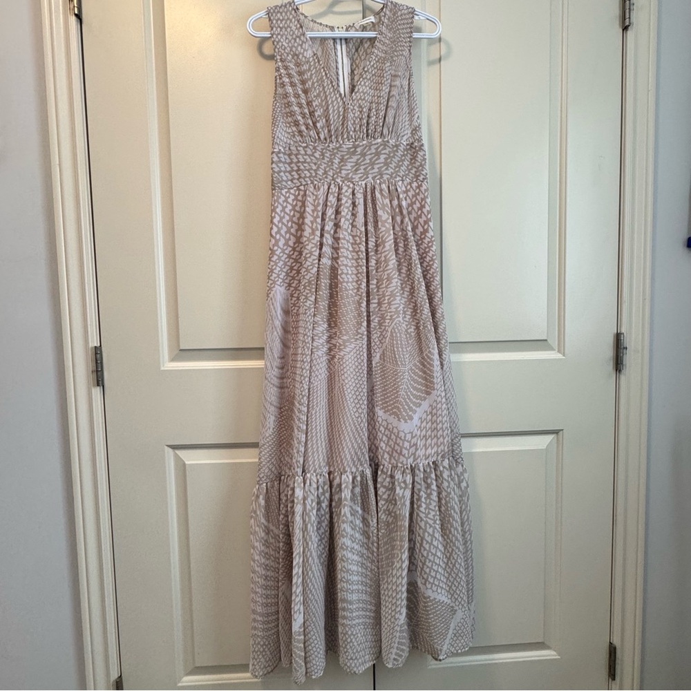 Calvin Klein Elegant Beige White Tiered Sleeveless Maxi Dress Vneck Sz 4